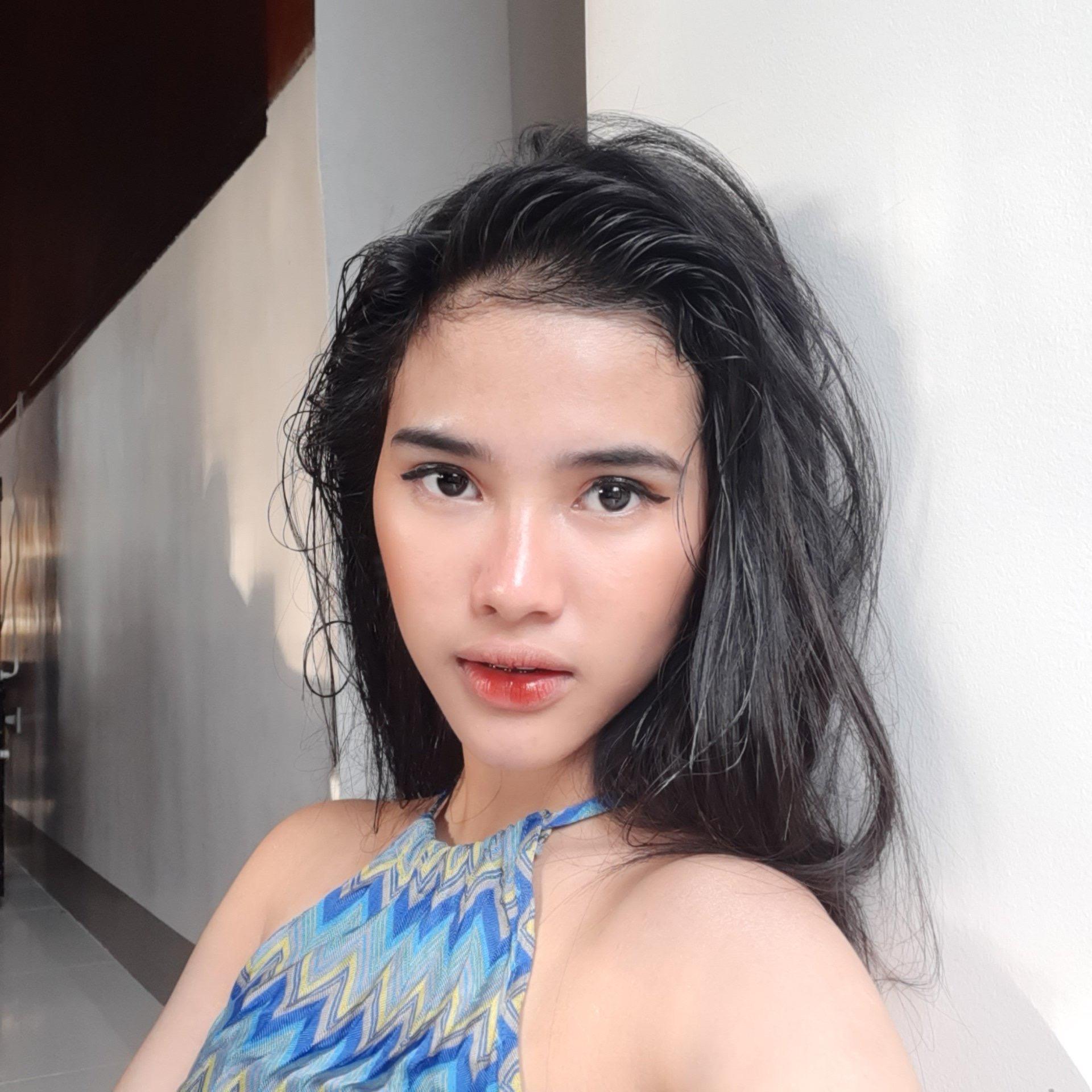 Maxine Trinidad maxinetrinidad_