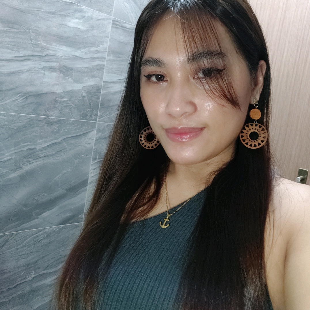L H E y 🖤🖤🌻🌻 lhie283
