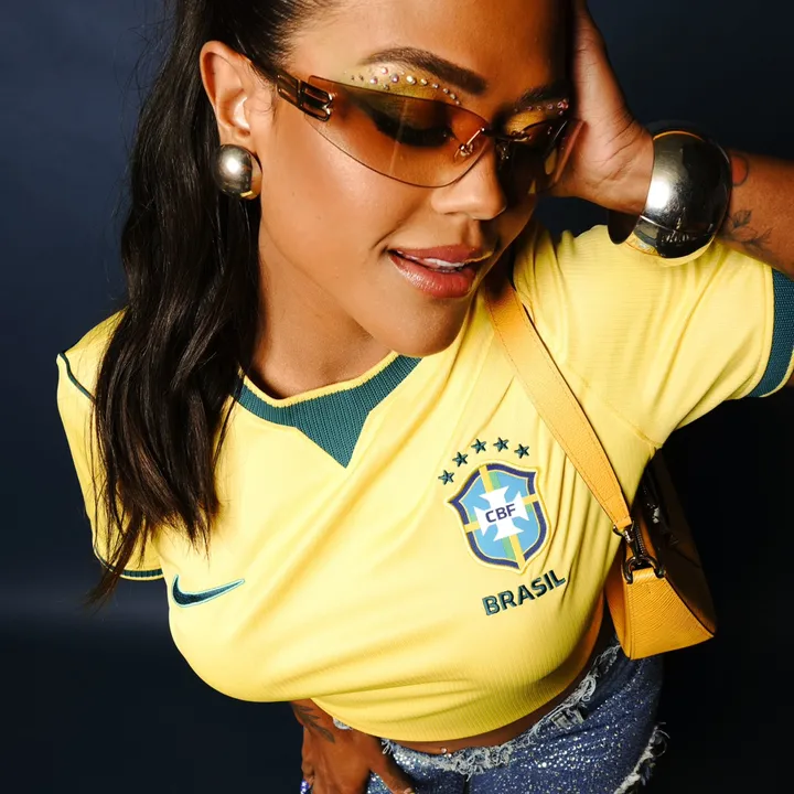 @camilaloures