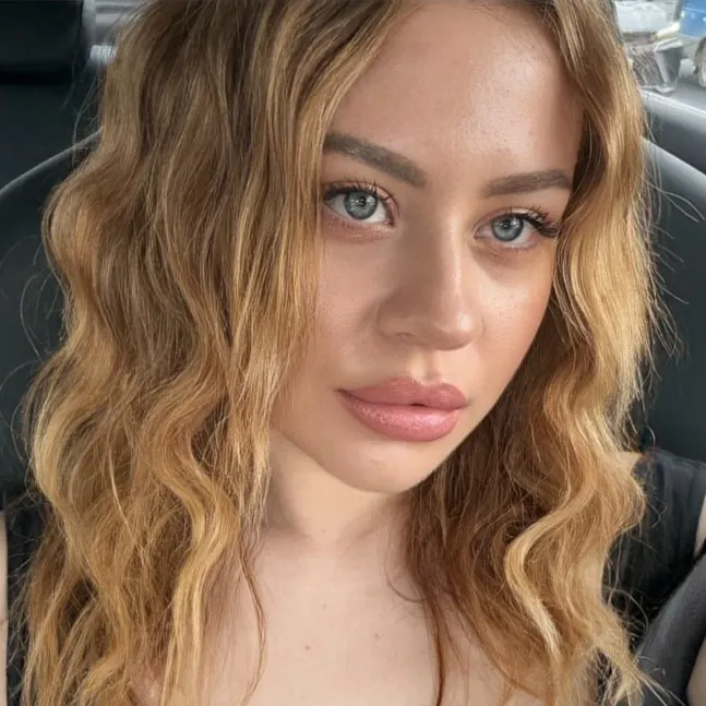 @annielarina